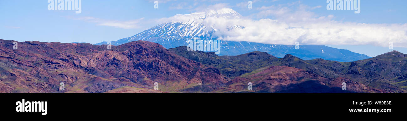 Le mont Ararat, Agri Dagi, la plus haute montagne de l'extrême est de la Turquie, le lieu de repos de l'arche de Noé, et couvertes de neige volcan composé inactif Banque D'Images