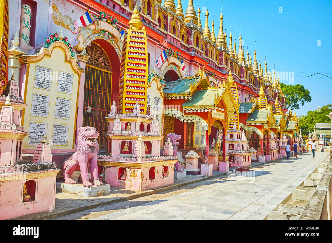 , MONYWA MYANMAR - février 22, 2018 : la paroi latérale de la Pagode Thanboddhay est décoré par des reliefs, inscriptions et bordée de pagodes, sculpté Banque D'Images