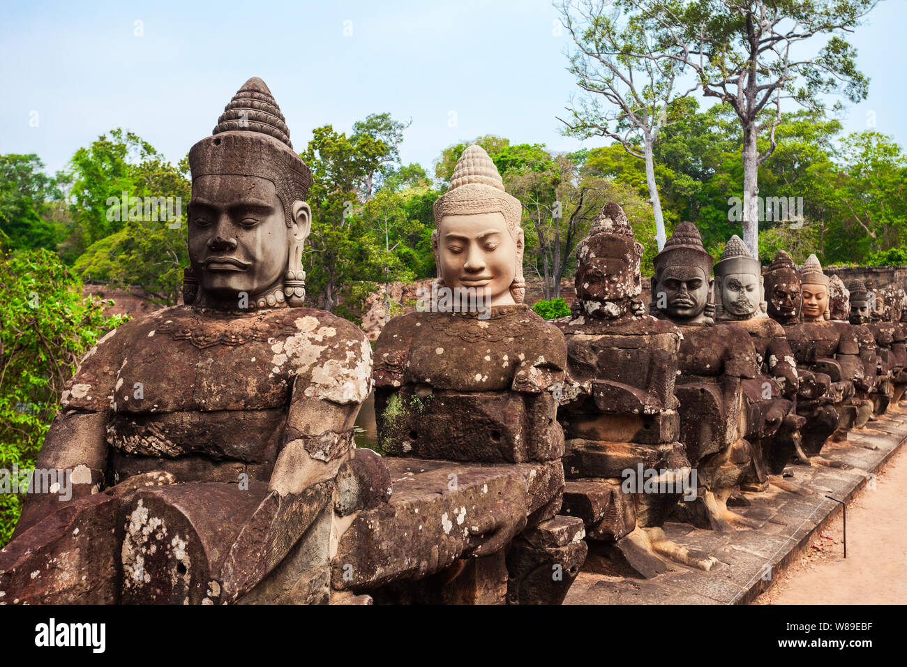 Visages de pierre à la porte d'entrée du temple Bayon. Bayon est un célèbre temple Khmer à Angkor au Cambodge. Banque D'Images