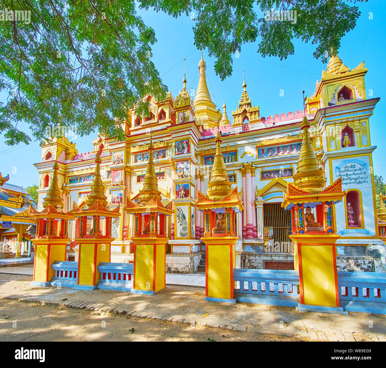 Les piliers avec des images de Bouddha en face de la pittoresque Temple de Thanboddhay monastère, décorées avec des reliefs et des détails colorés, Monywa, Ma Banque D'Images