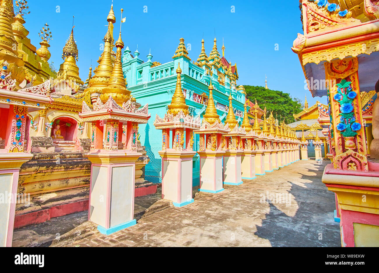 Monastère Thanboddhay est grand complexe avec des sanctuaires richement décorées, pour son architecture des temples et bâtiments monastiques, Monywa, Myanmar Banque D'Images