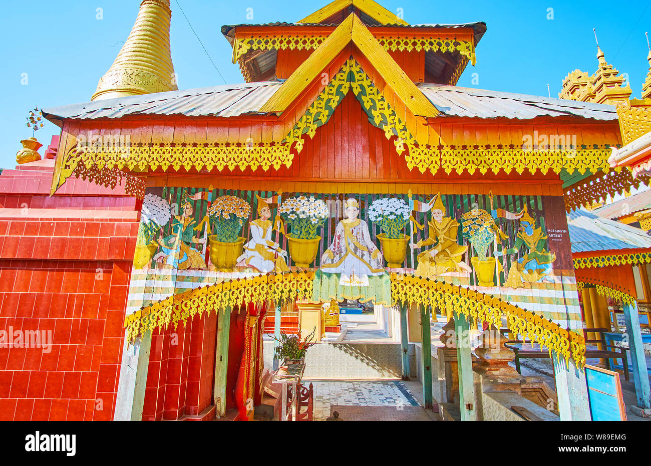 , MONYWA MYANMAR - février 22, 2018 : La porte du temple de Thanboddhay monastère est faite de bois et décorées avec des sculptures et peintures, o Banque D'Images