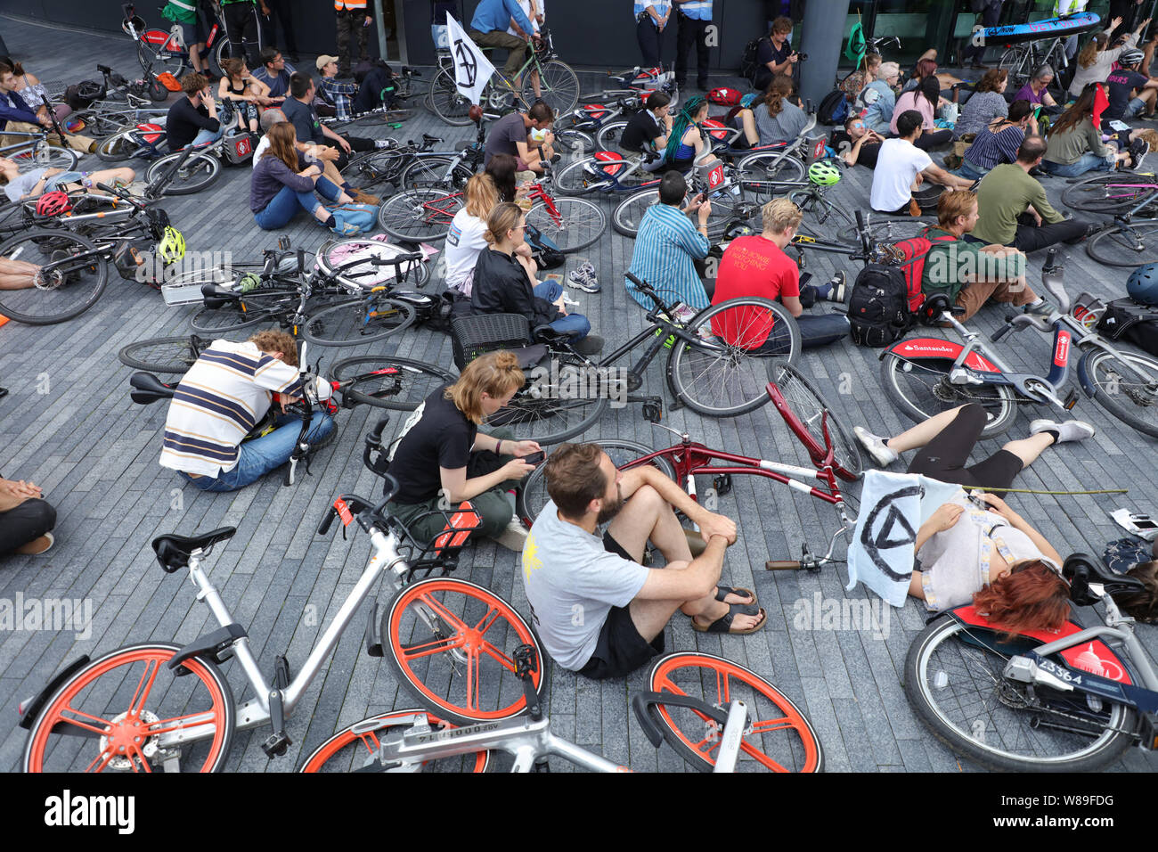 Londres, Royaume-Uni. 18 juillet 2019. Des militants d'Extinction Rébellion ou XR, tenir une mortalité massive dans devant l'Hôtel de Ville, le siège de l'Assemblée de Londres de l'Autorité du Grand Londres, le long de la rivière Thames près de Tower Bridge, exigeant d'action sur une plus juste et plus verte Londres et jurant de retenir un cinquième de leur conseil de Londres taxe qu'ils vont payer en une rébellion fiscale des fonds pour atteindre la neutralité carbone d'ici 2025. Crédit : Joe Keurig / Alamy News Banque D'Images