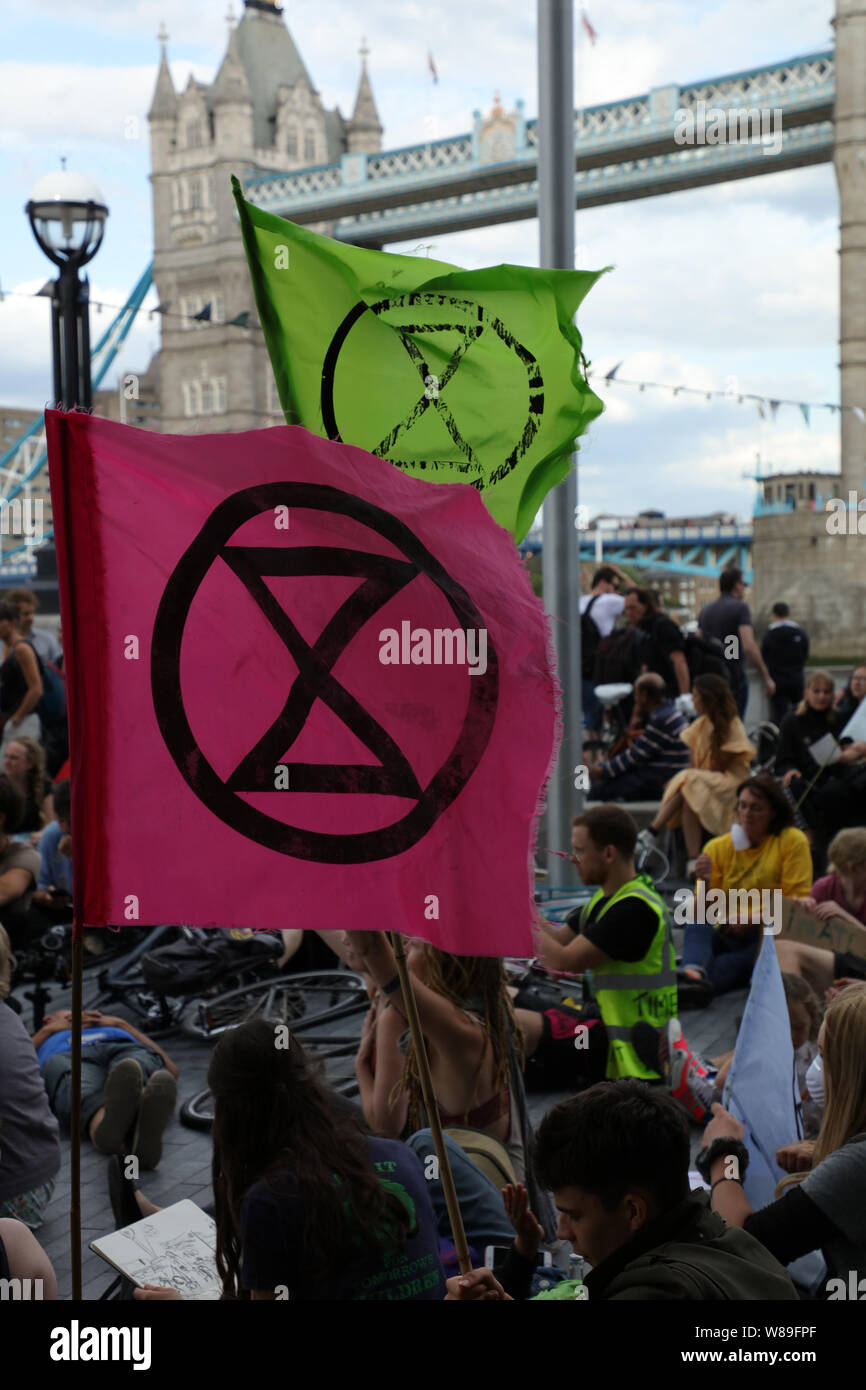 Londres, Royaume-Uni. 18 juillet 2019. Des militants d'Extinction Rébellion ou XR, tenir une mortalité massive dans devant l'Hôtel de Ville, le siège de l'Assemblée de Londres de l'Autorité du Grand Londres, le long de la rivière Thames près de Tower Bridge, exigeant d'action sur une plus juste et plus verte Londres et jurant de retenir un cinquième de leur conseil de Londres taxe qu'ils vont payer en une rébellion fiscale des fonds pour atteindre la neutralité carbone d'ici 2025. Crédit : Joe Keurig / Alamy News Banque D'Images