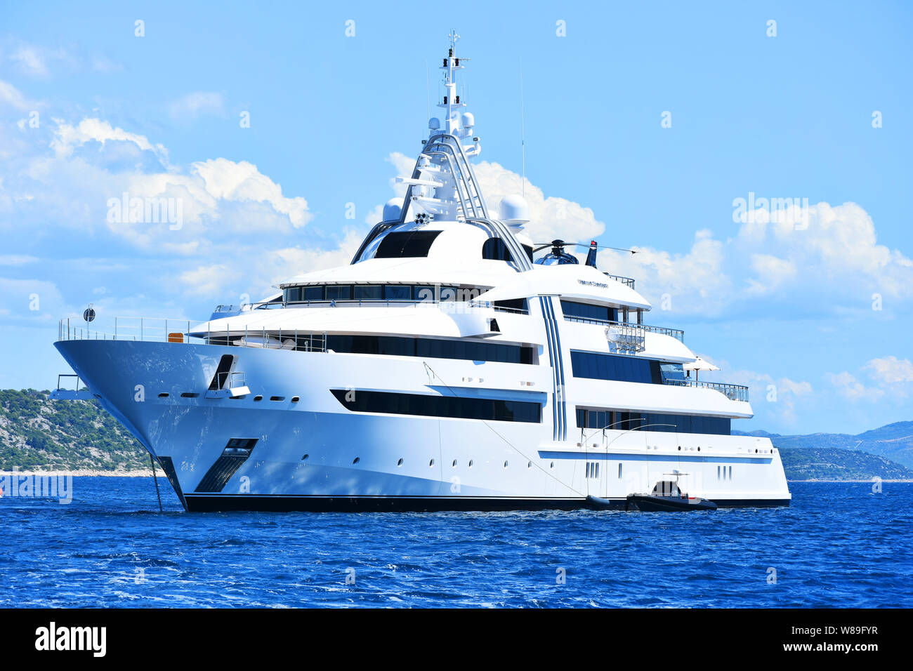 Curiosité animée près de l'île de yacht de Tijat Šibenik Banque D'Images