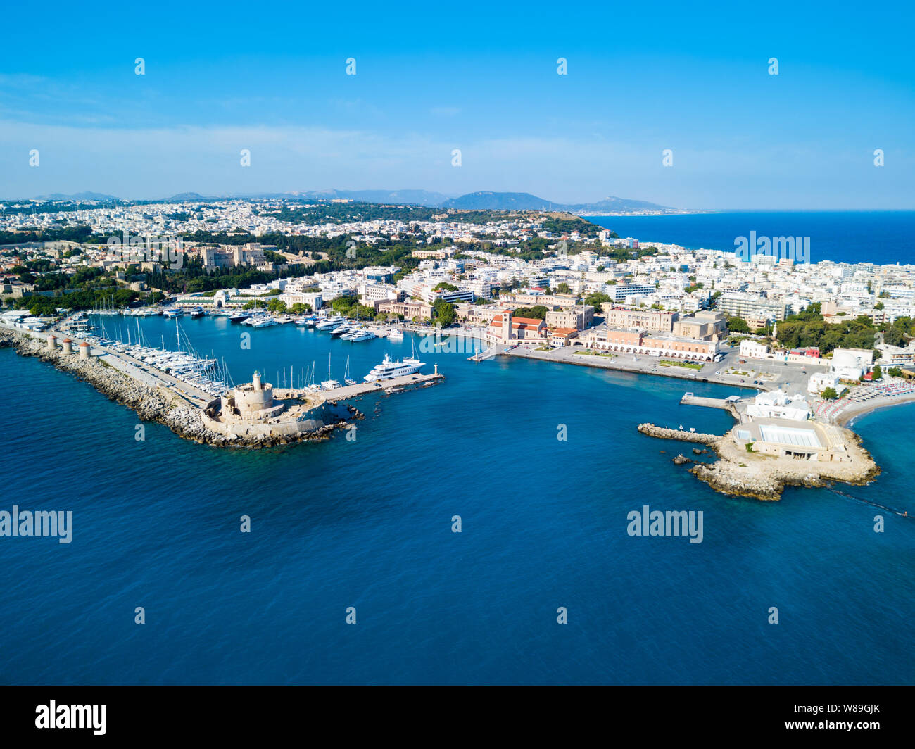 Port de Mandraki Rhodes Ville vue panoramique aérienne Harbour dans l'île de Rhodes en Grèce Banque D'Images