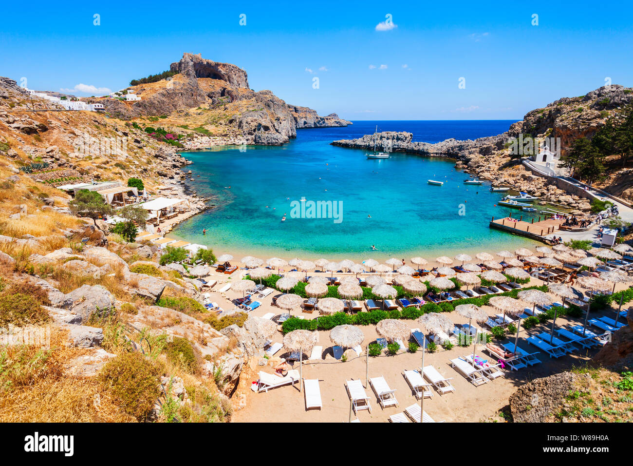 Saint Paul's Beach et Acropole de Lindos vue panoramique aérienne dans l'île de Rhodes en Grèce Banque D'Images