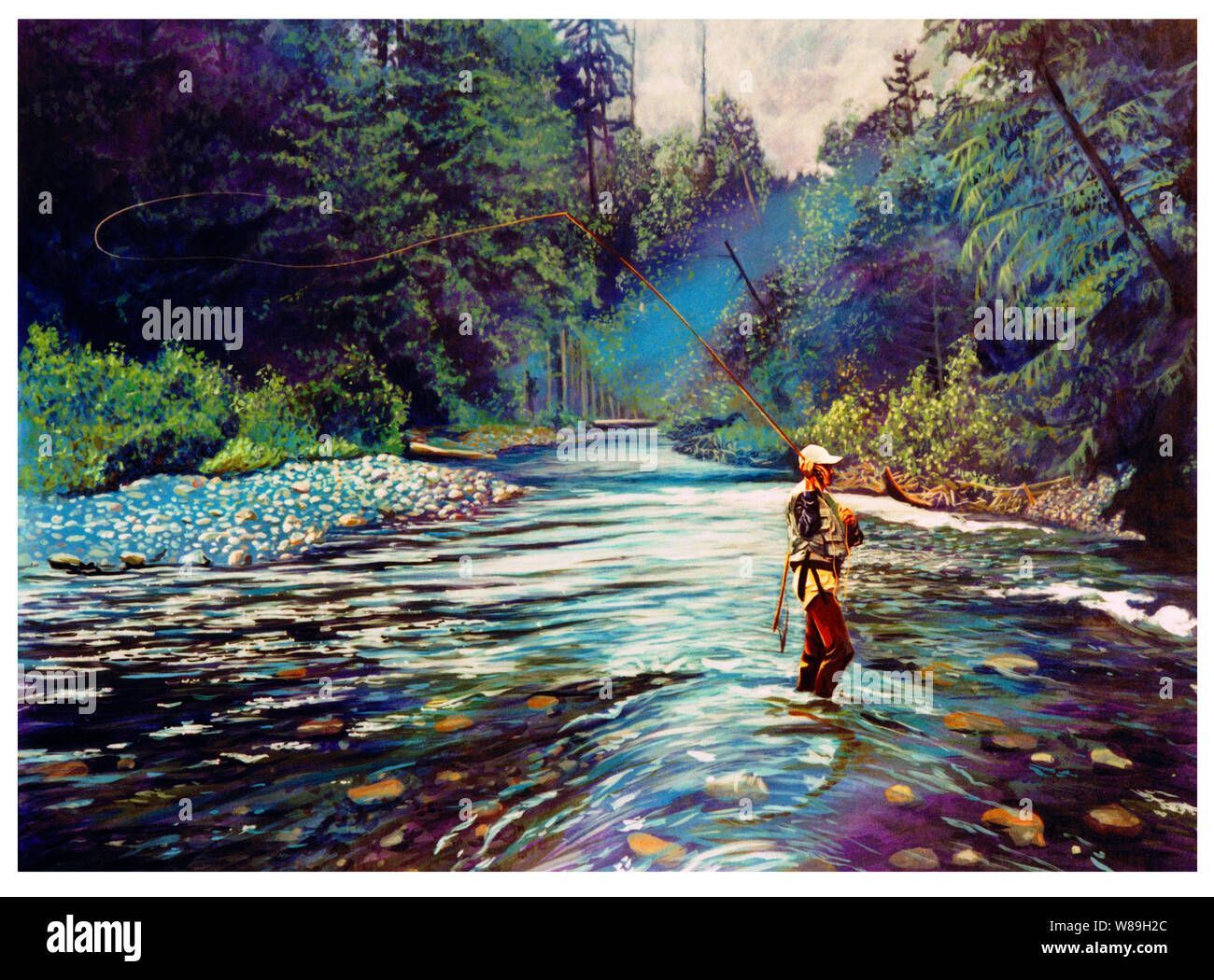 L'homme à gué la pêche à la mouche sur une rivière, sa ligne chassé derrière lui. Les arbres et les forêts qui entourent la rivière est claire et complète des s Banque D'Images