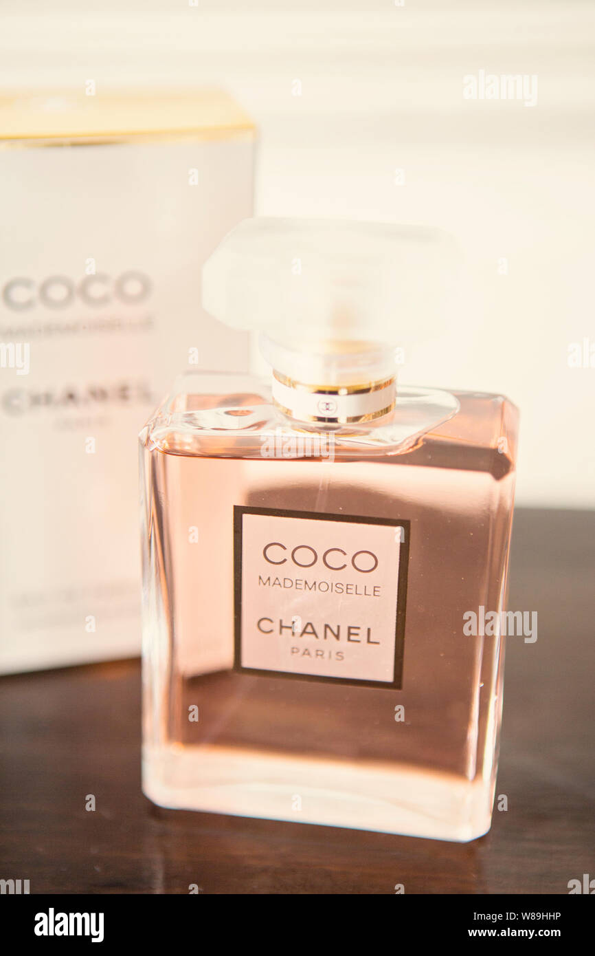 Flacon de parfum Coco Mademoiselle Photo Stock - Alamy
