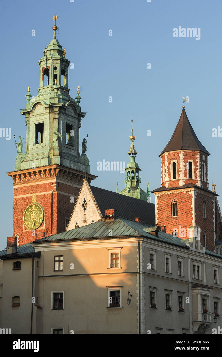 Consigner vos bagages Royal gothique Basilique des Saints Stanislas et Venceslas, site de la Fédération polonaise de couronnement des monarques, en gothique Renaissance Château Royal de Wawel numéro Cas Banque D'Images