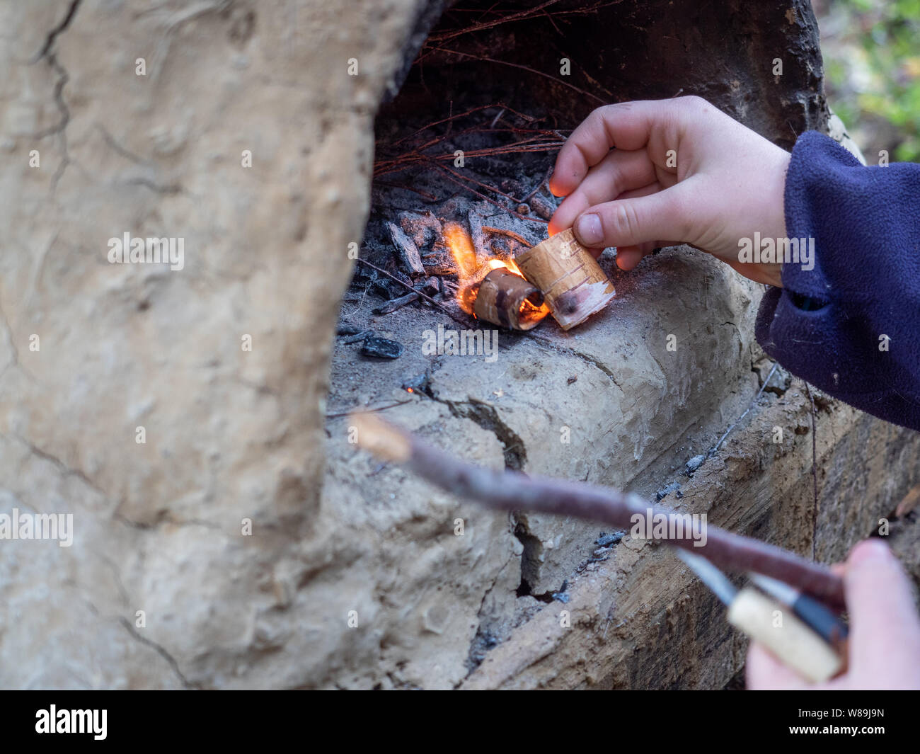 Les enfants faire du feu sans allumettes Banque D'Images