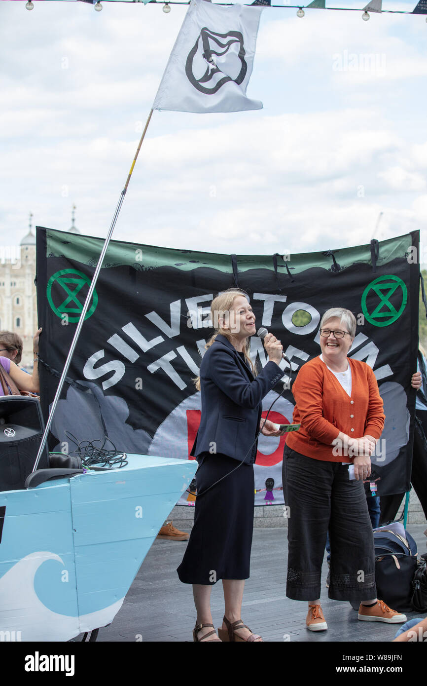 Londres, Royaume-Uni. 18 juillet 2019. Membre du Parti Vert de l'Assemblée de Londres Sian Berry répond aux militants de rébellion ou d'Extinction XR, qui détiennent une mortalité massive dans devant l'Hôtel de Ville, le siège de l'Assemblée de Londres de l'Autorité du Grand Londres, le long de la rivière Thames près de Tower Bridge, exigeant d'action sur une plus juste et plus verte Londres et jurant de retenir un cinquième de leur conseil de Londres taxe qu'ils vont payer en une rébellion fiscale des fonds pour atteindre la neutralité carbone d'ici 2025. Crédit : Joe Keurig / Alamy News Banque D'Images