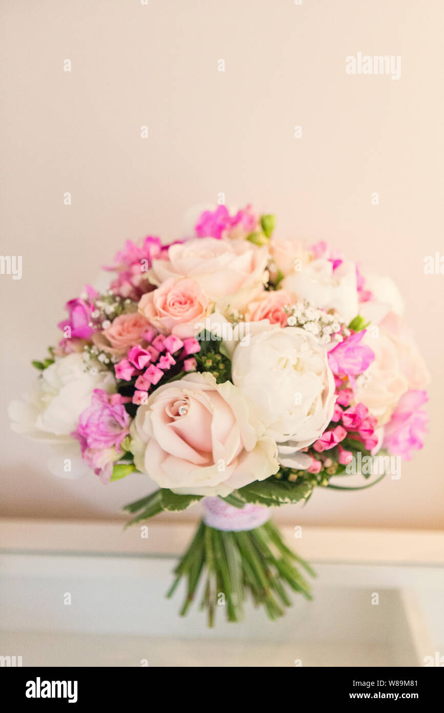 Bouquet de roses Rose & Blanc - Freesias et Banque D'Images