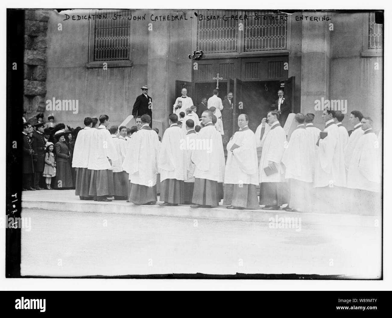 Le dévouement, la Cathédrale Saint Jean, évêque Greer et d'autres personnes entrer dans Banque D'Images Le dévouement, la Cathédrale Saint Jean, évêque Greer et d'autres personnes entrer dans Banque D'Images