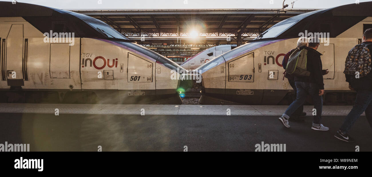 Paris, France - Oct 13, 2018 : Large image de TGV en Train Rapide OUI une Grande Vitesse sur la plate-forme ferroviaire avec groupe de trois hommes de marcher en face de la gare Banque D'Images