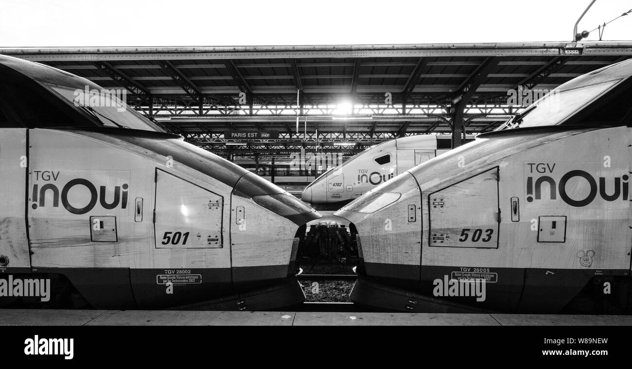 Paris, France - Oct 13, 2018 : TGV Euroduplex OUI dans un train à grande vitesse grande vitesse fabriqués par Alstom sur la plate-forme de fer noir et blanc Banque D'Images