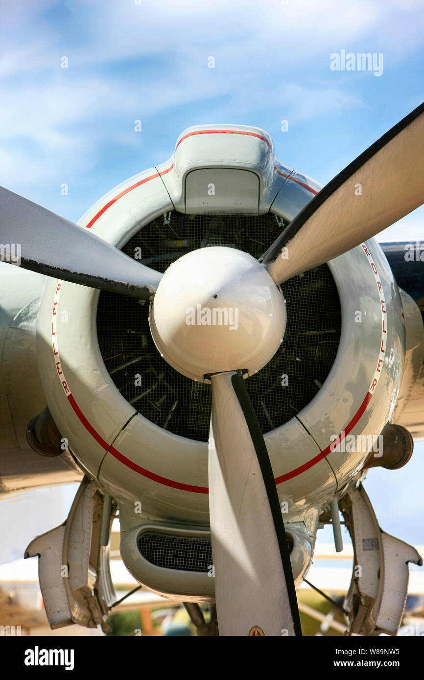 Moteur en étoile Wright R3550 sur l'aile d'une LC121T AEW USAF — free download