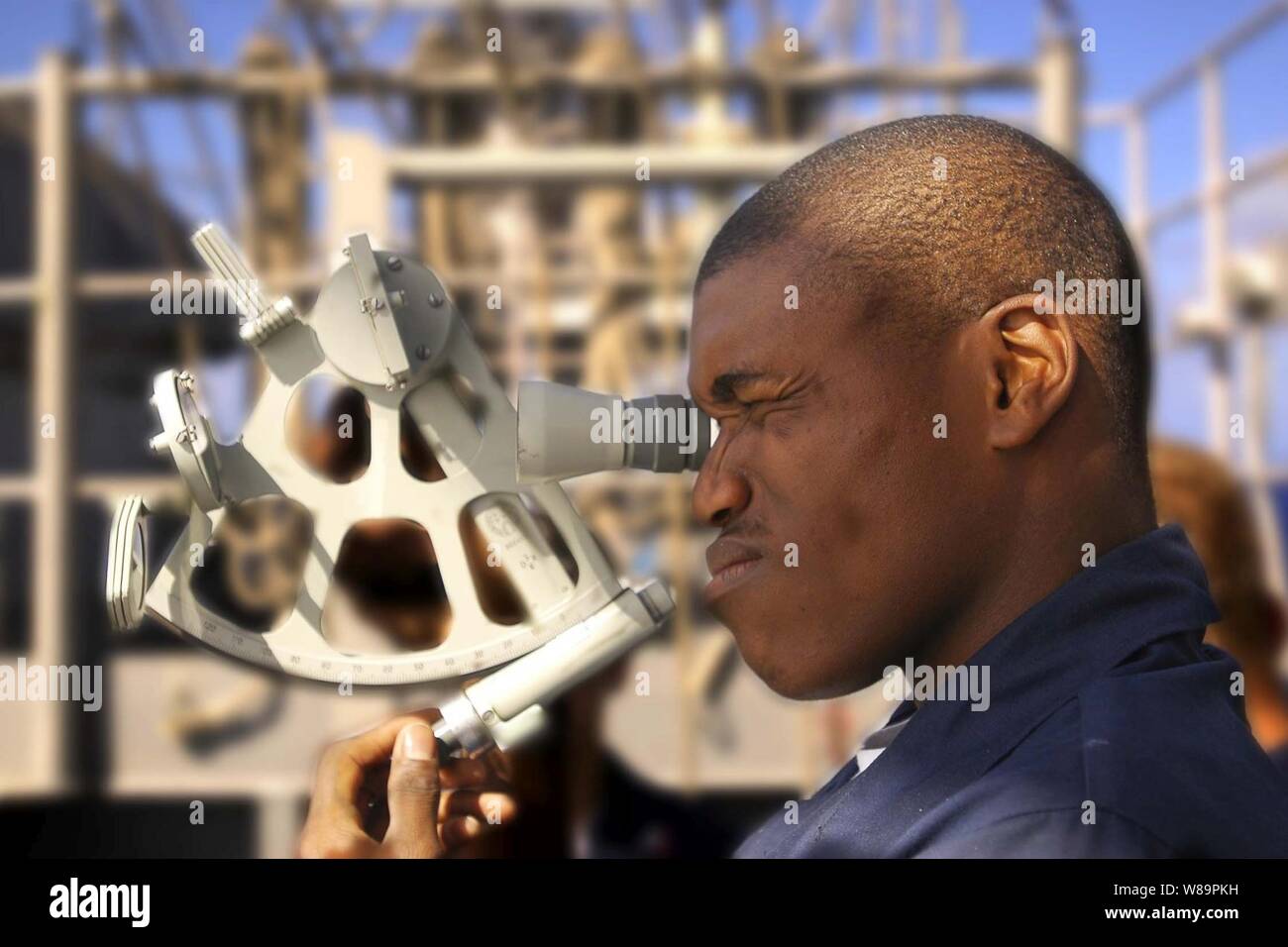Matelot de la Marine américaine Robert Hill prend corps célestes à l'aide d'un sextant sur le signal pont du porte-avions USS ABRAHAM LINCOLN (CVN 72) Le 17 février 2005. Le Lincoln et son escadre aérienne de transporteur 2 sont actuellement déployés à l'ouest de l'océan Pacifique. Banque D'Images