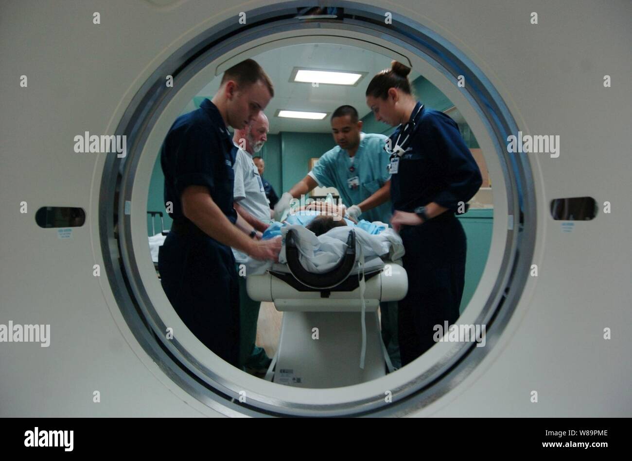 De militaires professionnels et bénévoles du projet espère préparer un patient pour une topographie axiale calculée ou CAT scan à bord du navire-hôpital USNS Mercy (T-AH 19) le Fév 14, 2005. La miséricorde est au large de Banda Aceh, Sumatra, Indonésie, à fournir l'assistance médicale et de secours à la population d'Indonésie affectées par le tsunami dévastateur qui a frappé le sud-est asiatique le 26 décembre 2004. Banque D'Images