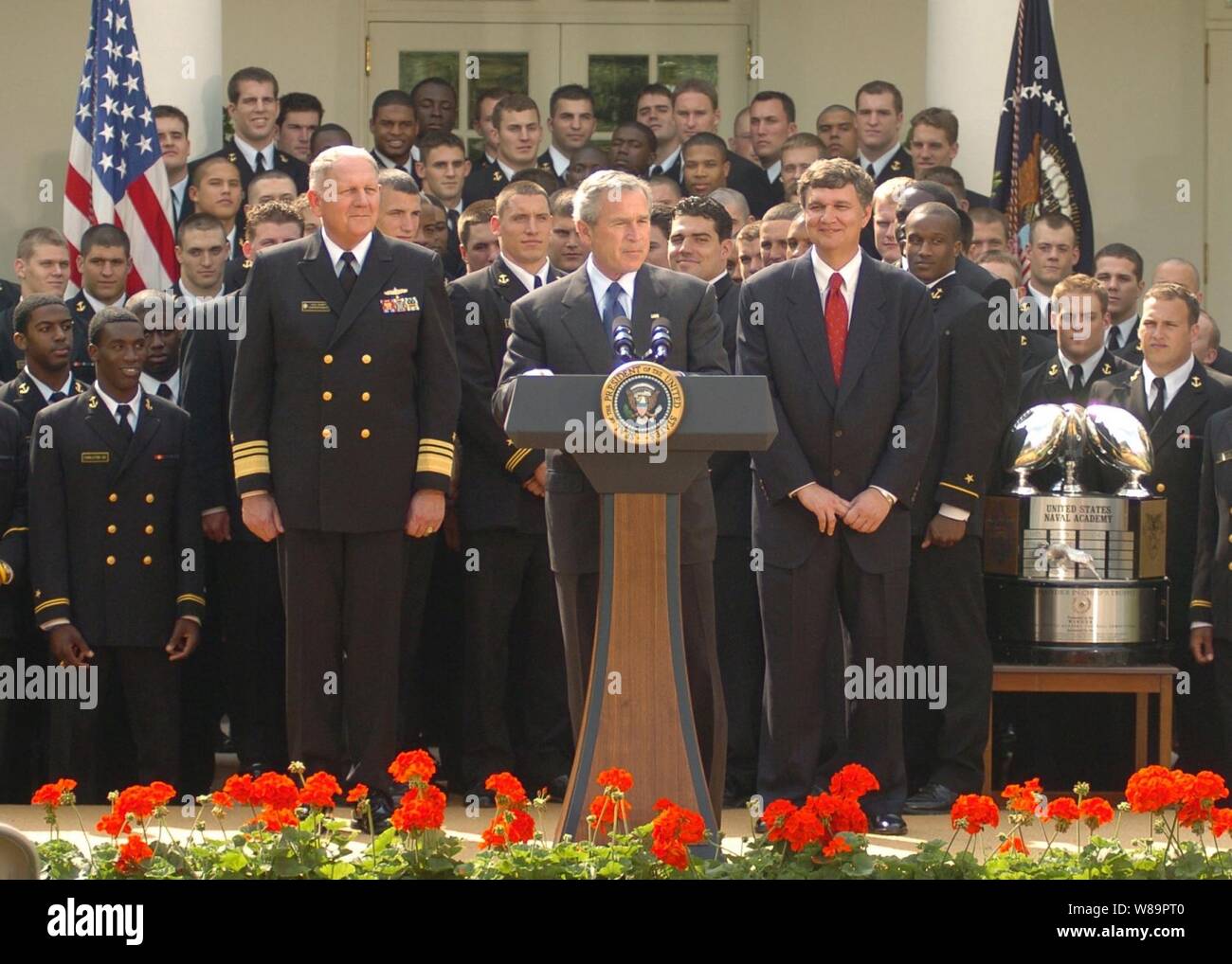 Le Président George Bush offre ses remarques au cours de la présentation de la trophée du commandant en chef aux membres de l'académie navale des États-Unis à l'équipe de football d'une cérémonie à la Maison Blanche le 20 avril 2005. Bush a salué l'équipe de football de la Marine pour avoir remporté le trophée du commandant en chef pour la deuxième année consécutive. Le trophée va chaque année à l'équipe ayant le meilleur bilan dans les jeux entre les trois académies de service. Navy a terminé l'année avec une école-record lier 10 victoires, marquant la première fois en 99 ans que Marine a remporté 10 matches de football en une seule saison. Battre Marine Air Force 24- Banque D'Images Le Président George Bush offre ses remarques au cours de la présentation de la trophée du commandant en chef aux membres de l'académie navale des États-Unis à l'équipe de football d'une cérémonie à la Maison Blanche le 20 avril 2005. Bush a salué l'équipe de football de la Marine pour avoir remporté le trophée du commandant en chef pour la deuxième année consécutive. Le trophée va chaque année à l'équipe ayant le meilleur bilan dans les jeux entre les trois académies de service. Navy a terminé l'année avec une école-record lier 10 victoires, marquant la première fois en 99 ans que Marine a remporté 10 matches de football en une seule saison. Battre Marine Air Force 24- Banque D'Images