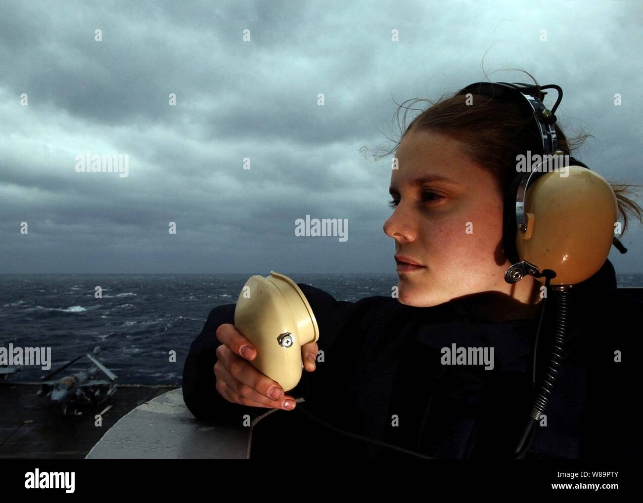 Matelot de la Marine américaine Angela Brummitt garde une recherche de d'autres navires de surface tandis qu'un signal permanent bridge lookout regarder à bord du porte-avions USS Harry S. Truman (CVN 75) en cours dans l'Océan Atlantique le 15 avril 2005. Le Groupe aéronaval Truman est en revenant d'un déploiement de quatre mois dans le golfe Persique. Banque D'Images