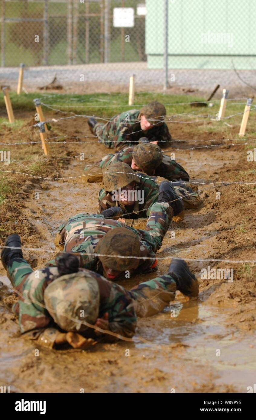 Les étudiants de l'académie navale des États-Unis, également connu sous le nom de plèbe, participer à un événement appelé Les essais en mer à l'académie, à Annapolis, Maryland, le 17 mai 2005. Les essais en mer est un événement qui nécessite une plèbe à utiliser les compétences qu'ils ont appris pendant leur première année à l'académie. Banque D'Images