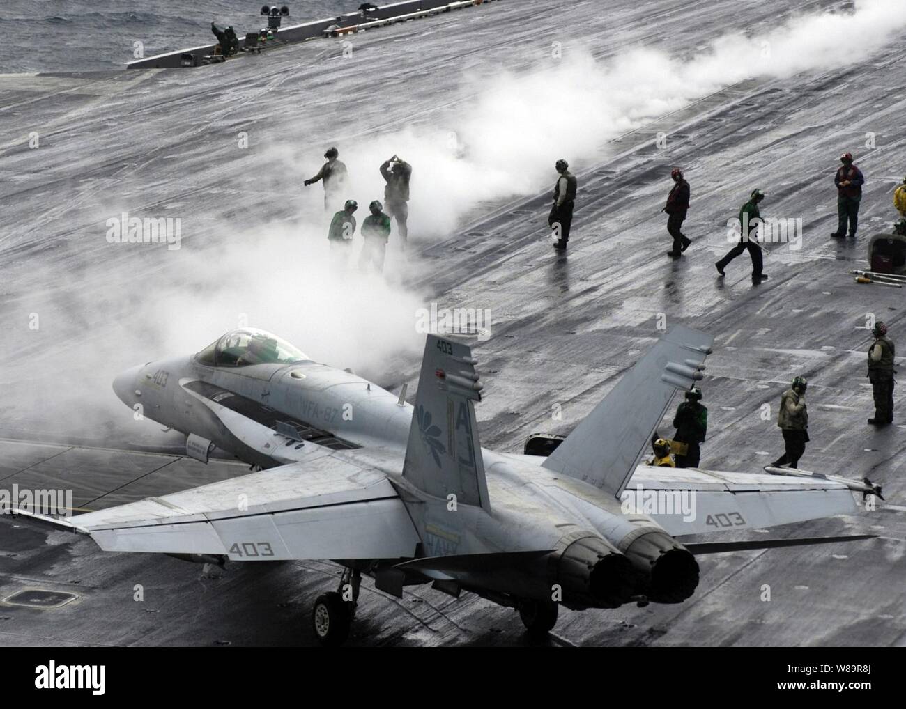 Une Marine F/A-18C Hornet taxis à une catapulte à vapeur sur le pont d'envol du porte-avions USS Theodore Roosevelt (CVN 71) alors que le navire effectue des opérations aériennes dans le golfe Persique le 16 novembre, 2005. L'avion de Carrier Air Wing 8 sont des missions de vol de la Roosevelt pour appuyer l'opération rideau en acier. Le Frelon est fixé à 87 e Escadron d'avions de Naval Air Station Oceana, Va. Banque D'Images