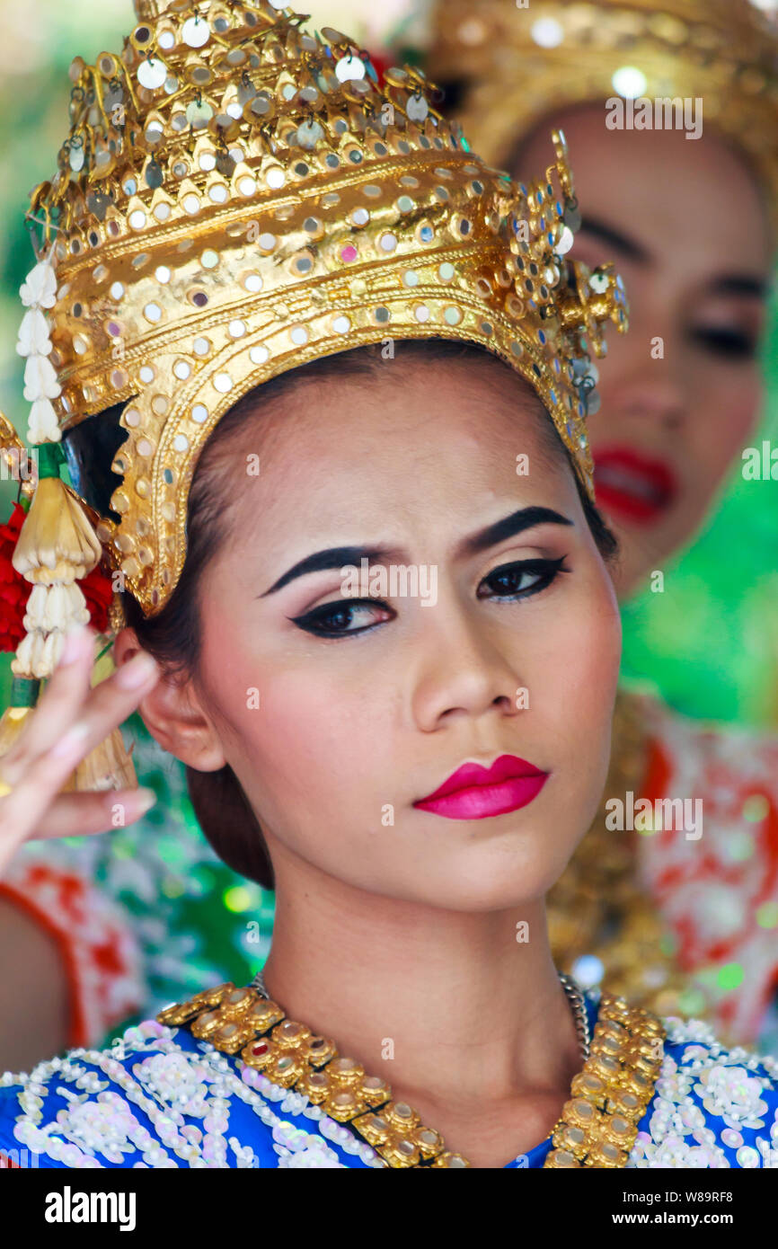 Bangkok, Thaïlande - 27 septembre 2014 : belle danseuse au sanctuaire d'Erawan. Les gens paient pour avoir la danse de la troupe, alors qu'ils ont eu la bonne chance Banque D'Images