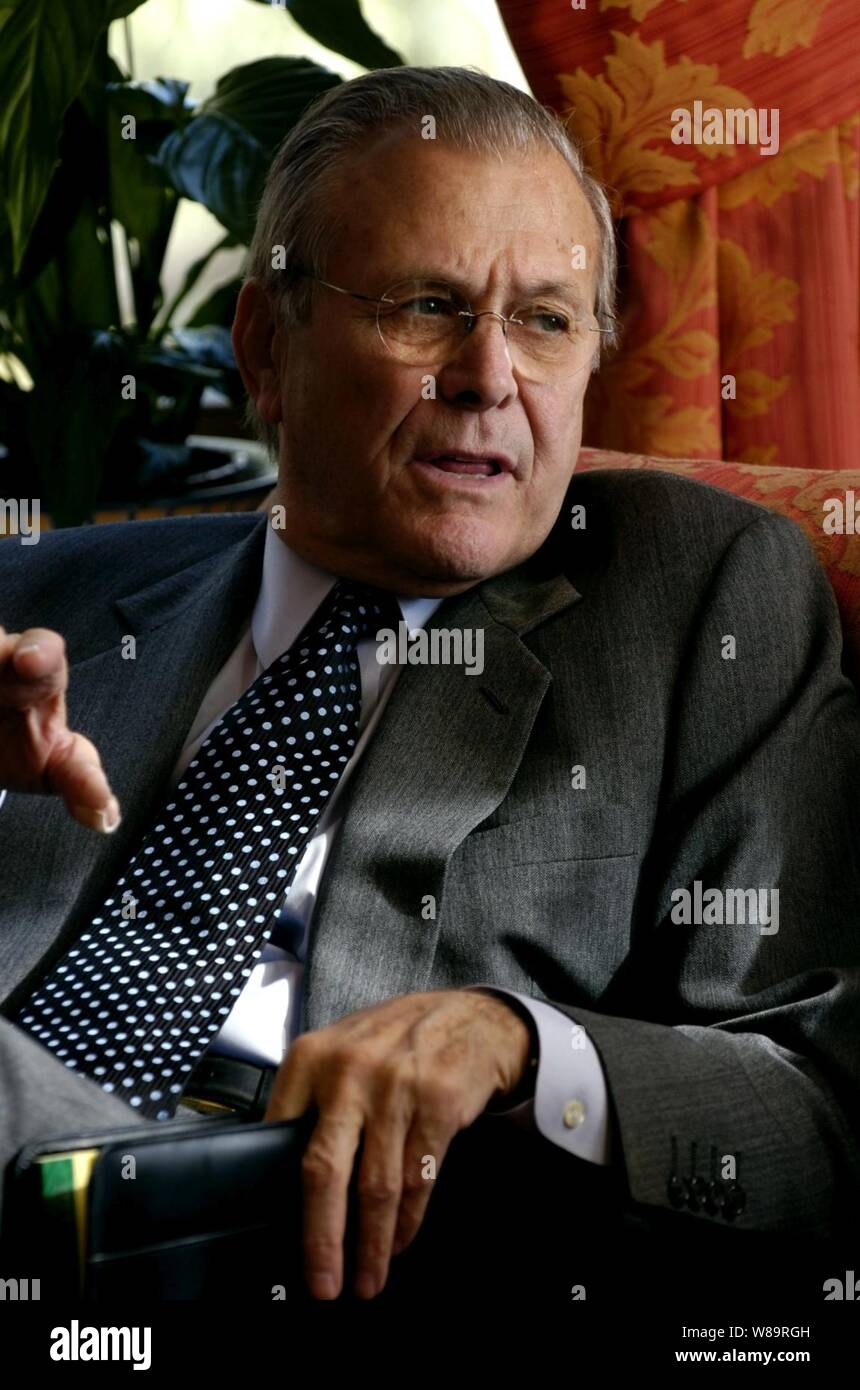 Le secrétaire à la défense Donald H. Rumsfeld parle avec le Ministre italien de la Défense Antonio Martino lors d'une réunion bilatérale à Taormina, en Sicile, le 9 février 2006. Rumsfeld, Martino et leurs homologues de l'OTAN sont à Taormina et ministérielle de l'OTAN pour des réunions bilatérales pour discuter de la transformation et les questions de sécurité. Banque D'Images