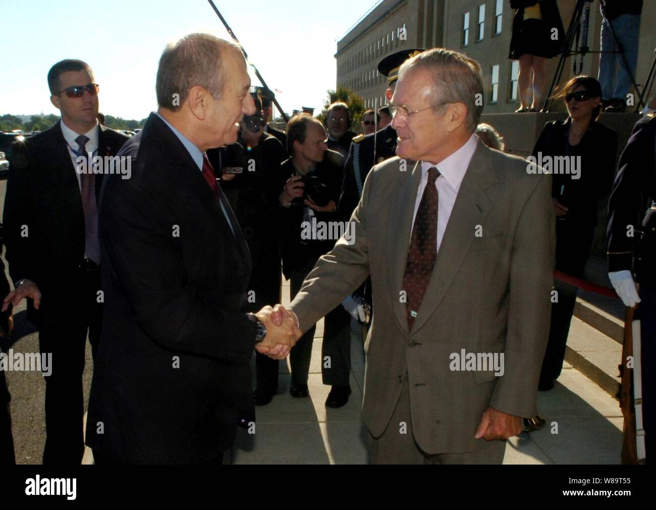 Le secrétaire à la défense Donald H. Rumsfeld accueille le Premier ministre israélien Ehud Olmert au Pentagone le 23 mai 2006. Olmert est aux États-Unis pour deux jours pour rencontrer le président George W. Bush et d'autres haut fonctionnaires du gouvernement, ainsi que l'adresse d'une réunion conjointe des deux chambres du Congrès. Banque D'Images