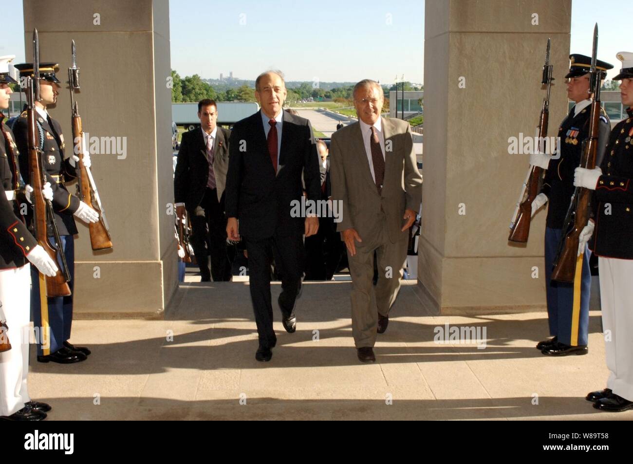 Le secrétaire à la défense Donald H. Rumsfeld escorts Premier Ministre d'Israël, Ehud Olmert, au moyen d'un cordon d'honneur et sur le Pentagone le 23 mai 2006. Olmert est aux États-Unis pour deux jours pour rencontrer le président George W. Bush et d'autres haut fonctionnaires du gouvernement, ainsi que l'adresse d'une réunion conjointe des deux chambres du Congrès. Banque D'Images