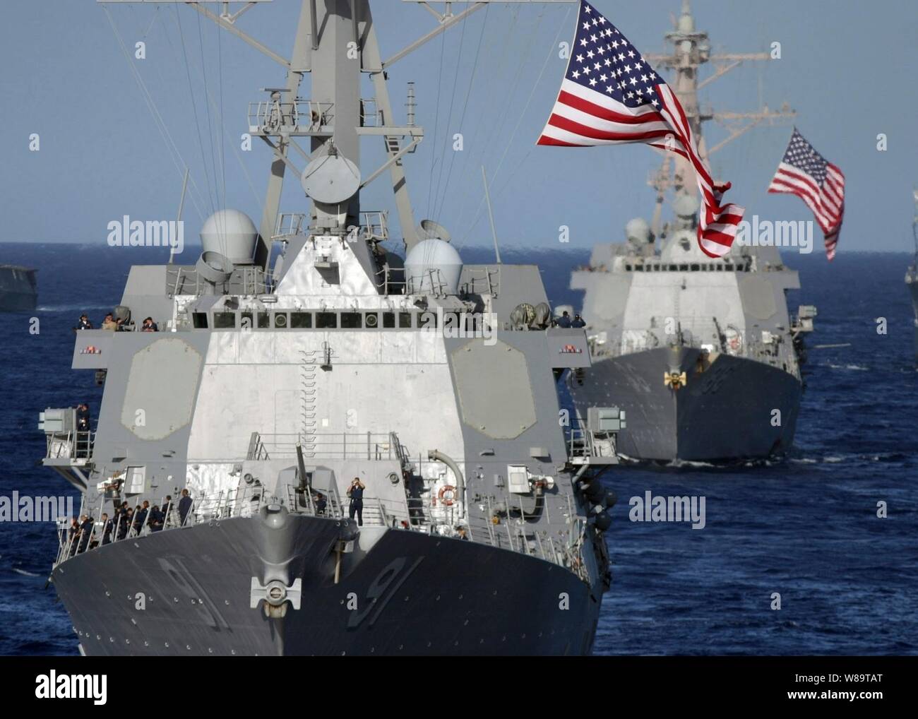 Les destroyers lance-missiles USS Pinckney (DDG 91) et l'USS Shoup (DDG 86) Voile en formation dans l'océan Pacifique au large de la côte d'Hawaï au cours de l'exercice Rim of Pacific 2006 le 25 juillet 2006. L'exercice, communément appelé l'exercice RIMPAC 2008, réunit des forces militaires de l'Australie, le Canada, le Chili, le Pérou, le Japon, la République de Corée, le Royaume-Uni et les États-Unis dans l'exercice maritime biennal le plus important au monde. Banque D'Images