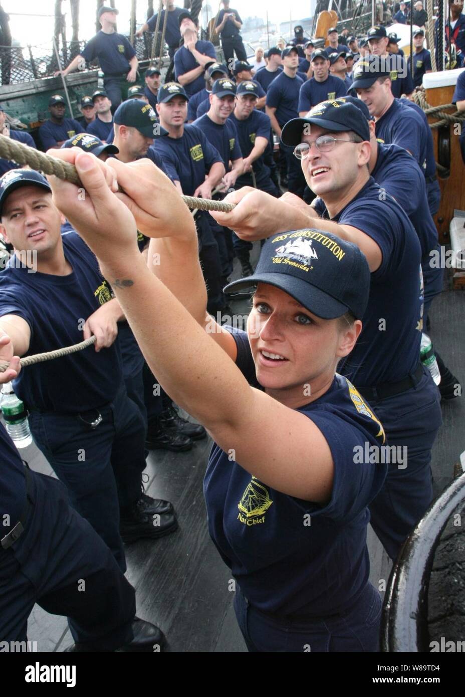 Le Premier maître de la Marine américaine temple gel sur une ligne pour définir le jib à bord du USS Constitution au cours de la deuxième semaine de formation en leadership de CPO à bord du navire à Boston, Mass., le 30 août 2006. Chaque ans héberge environ 300 Ironsides fouillés à CPO la formation, y compris la manoeuvre des voiles gun, percer et d'approche communautaire visant à inculquer des compétences de leadership et de travail d'équipe. Banque D'Images