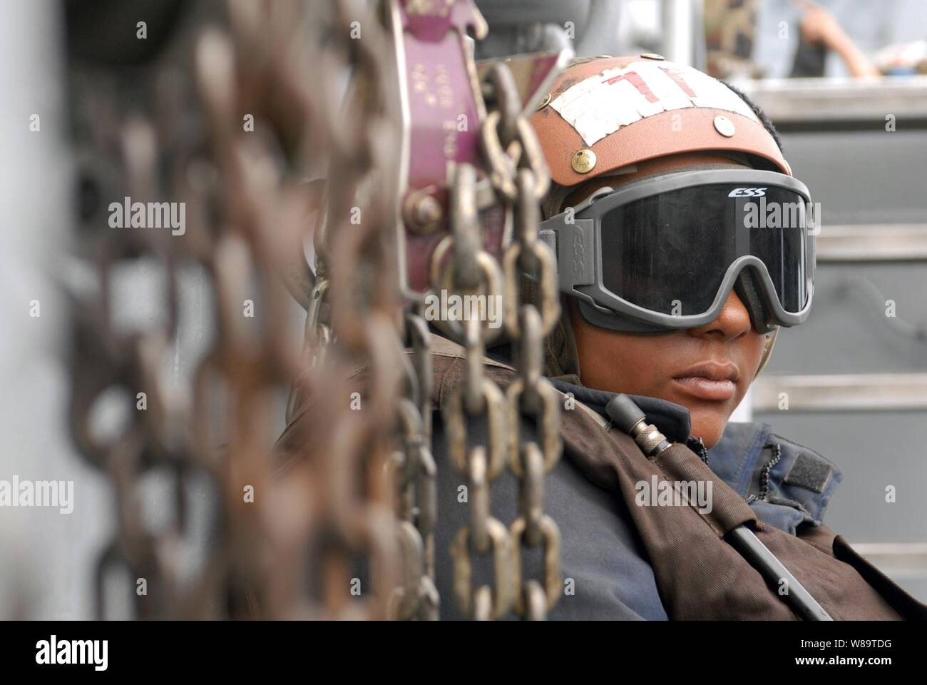 L'aviateur de la marine argentine Hayes repose entre les cycles de vol sur le pont du porte-avions USS Nimitz (CVN 68), comme le navire opère dans l'océan Pacifique au large de la côte sud de la Californie le 30 août 2006. Hayes est joint à l'Escadron de contrôle de la mer 41. Banque D'Images