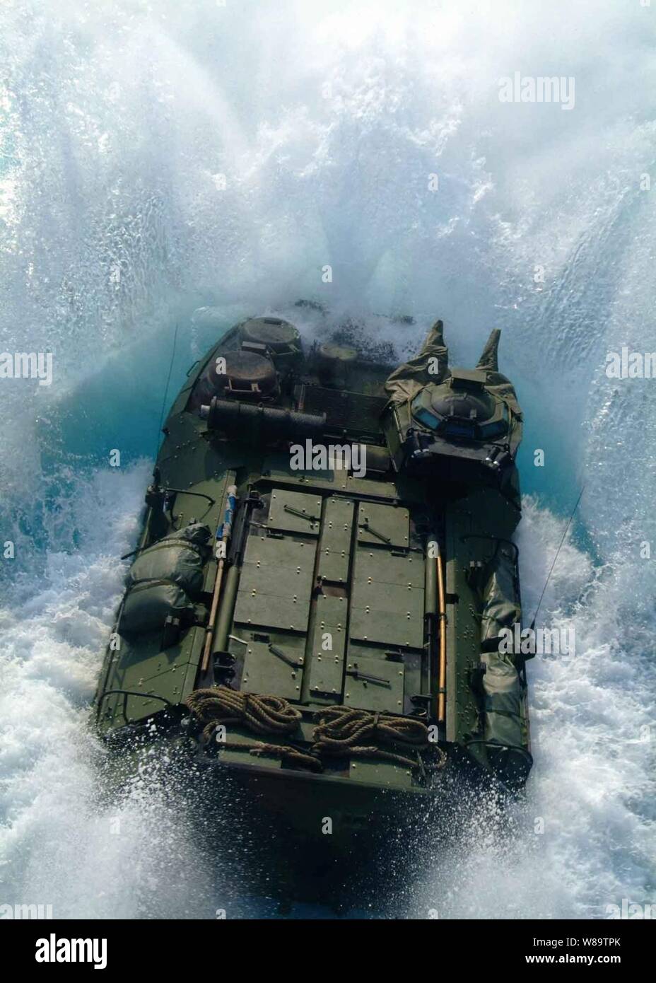 Un véhicule d'assaut amphibie lance à partir du pont du coffre de l'USS Harpers Ferry (LSD 49) sur le 29 janvier 2007, au cours de formation de spécialité amphibie au large de la côte d'Okinawa, Japon. Banque D'Images