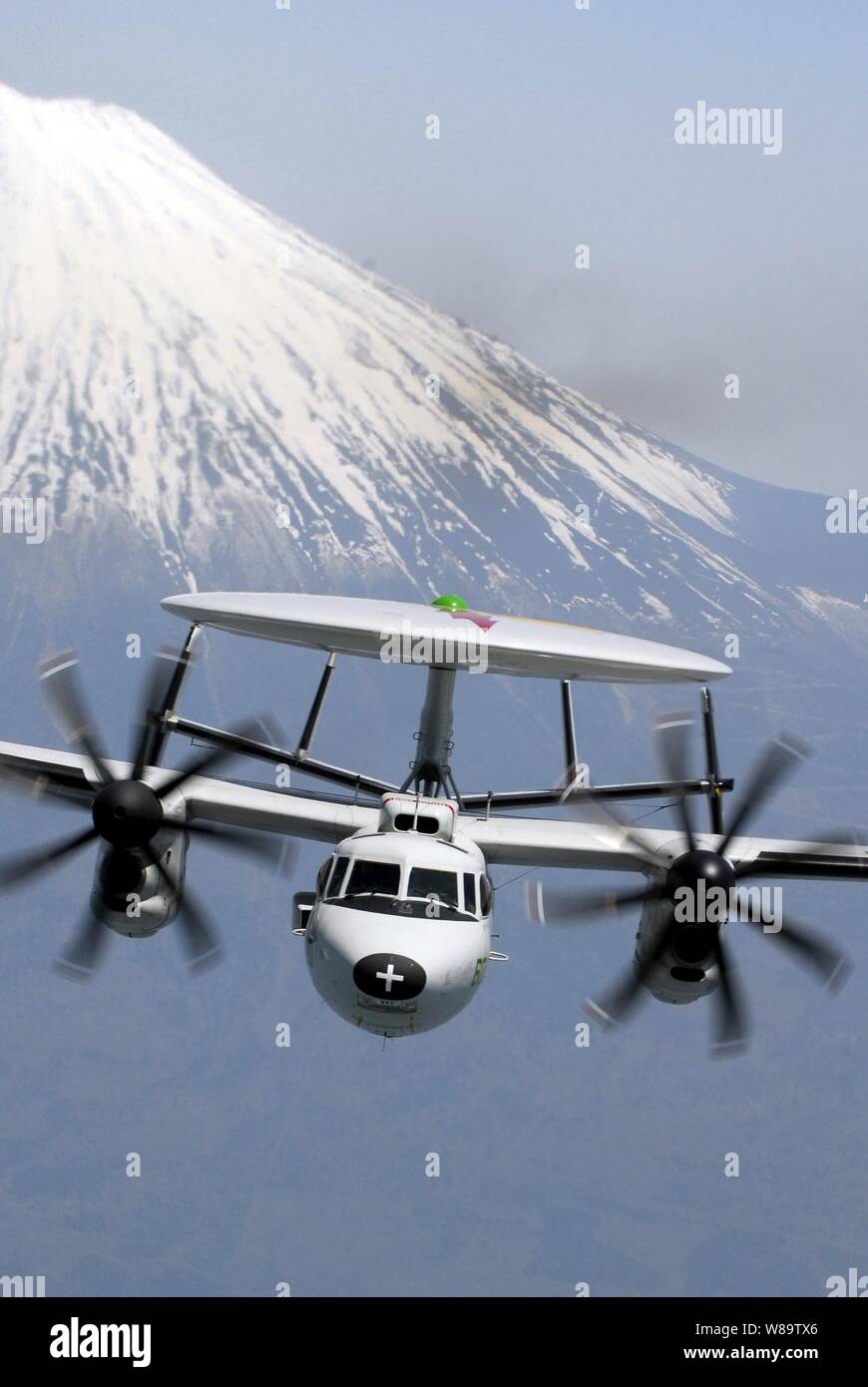 Un E-2C Hawkeye porte-aéronefs affectés à l'Escadron 115 Airborne Early Warning vole le Mont Fuji au Japon le 9 mai 2007. Banque D'Images