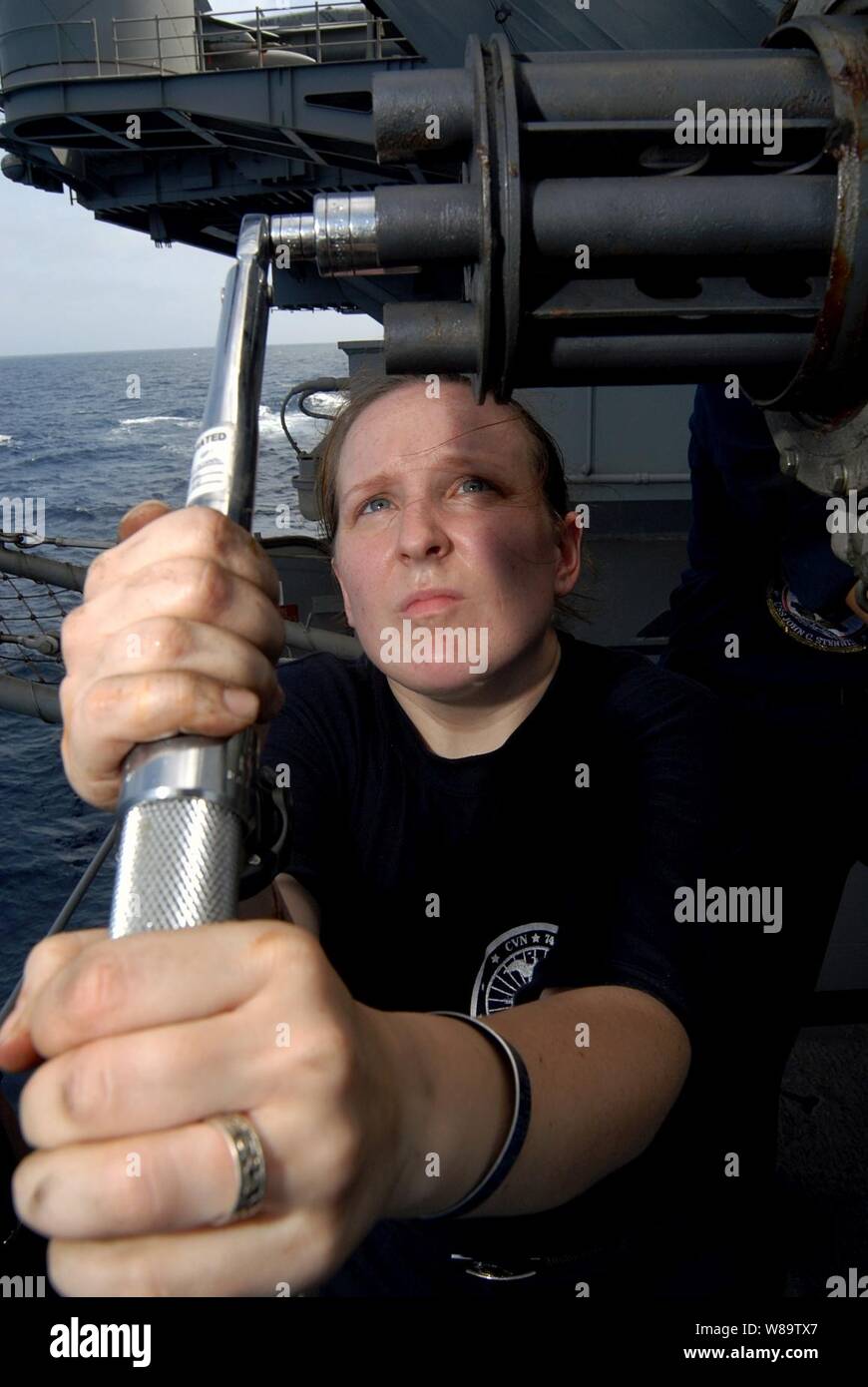 La Marine américaine, le Maître de 3e classe Genève Myers garantit que les canons de la Phalange fermer-dans le système d'armes sont serrés dans le cadre d'une pré-inspection incendie sur le port le mont à bord du porte-avions de classe Nimitz USS JOHN C. STENNIS (CVN 74) en cours dans la mer d'Oman le 17 mai 2007. La phalange est l'un des systèmes d'auto-défense' Stennis utilisés pour lutter contre les menaces de surface ou dans l'air. Banque D'Images