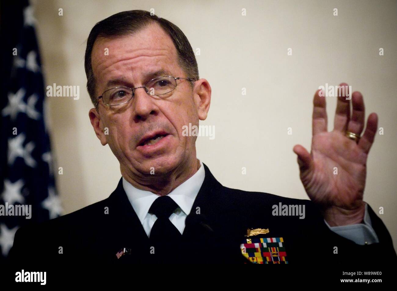 Chef de l'état-major des adm. Mike Mullen, U.S. Navy, répond à une question au cours d'une conférence de presse à Islamabad, Pakistan, le 9 février 2008. Mullen est en visite dans le pays pour discuter de questions de sécurité avec le président pakistanais le général Pervez Musharraf et les responsables militaires pakistanais. Banque D'Images