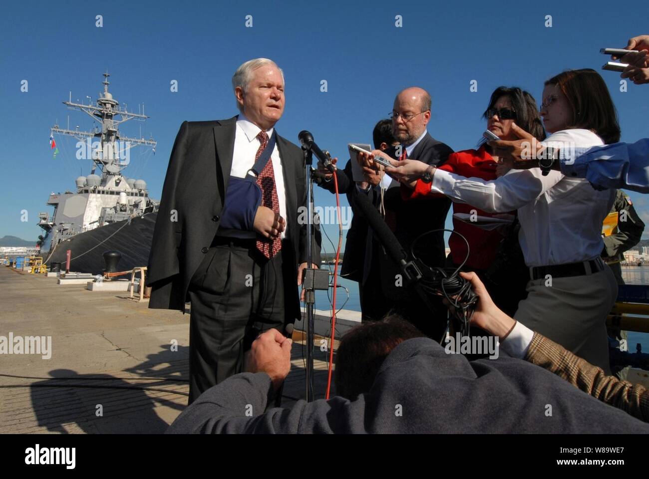 Le secrétaire à la Défense Robert M. Gates parle avec les médias au cours d'une conférence de presse sur la jetée de la station navale de Pearl Harbor, à Hawaï, le 21 février 2008. Portes plus tôt fait le tour de la classe Arleigh Burke destroyer USS Russell (DDG 59). Gates a exprimé sa gratitude au peuple d'Hawaï pour leur appui à nos militaires et les familles de militaires. Banque D'Images