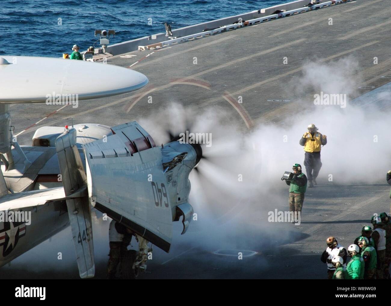 L'aviation de la marine américaine un maître de Manœuvre (manutention) dirige un E-2C Hawkeye avion à bord du USS Theodore Roosevelt (CVN 71) pont pour lancer pendant qu'ils sont en cours dans l'Océan Atlantique le 2 mars 2008. Banque D'Images