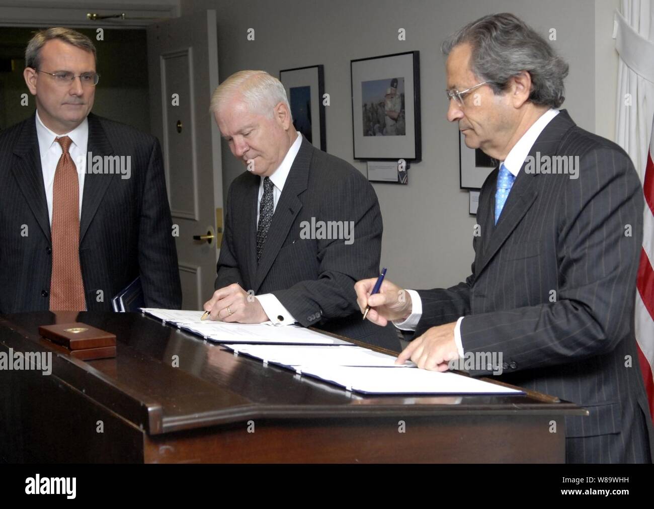 Le secrétaire à la Défense Robert M. Gates (centre) et le ministre chilien de la Défense Jose Goni (à droite) signent un accord d'échange d'information au cours d'une cérémonie au Pentagone le 8 avril 2008. L'accord prévoit le partage de la science et de la technologie de l'information, le renforcement des liens bilatéraux entre les deux pays. Banque D'Images