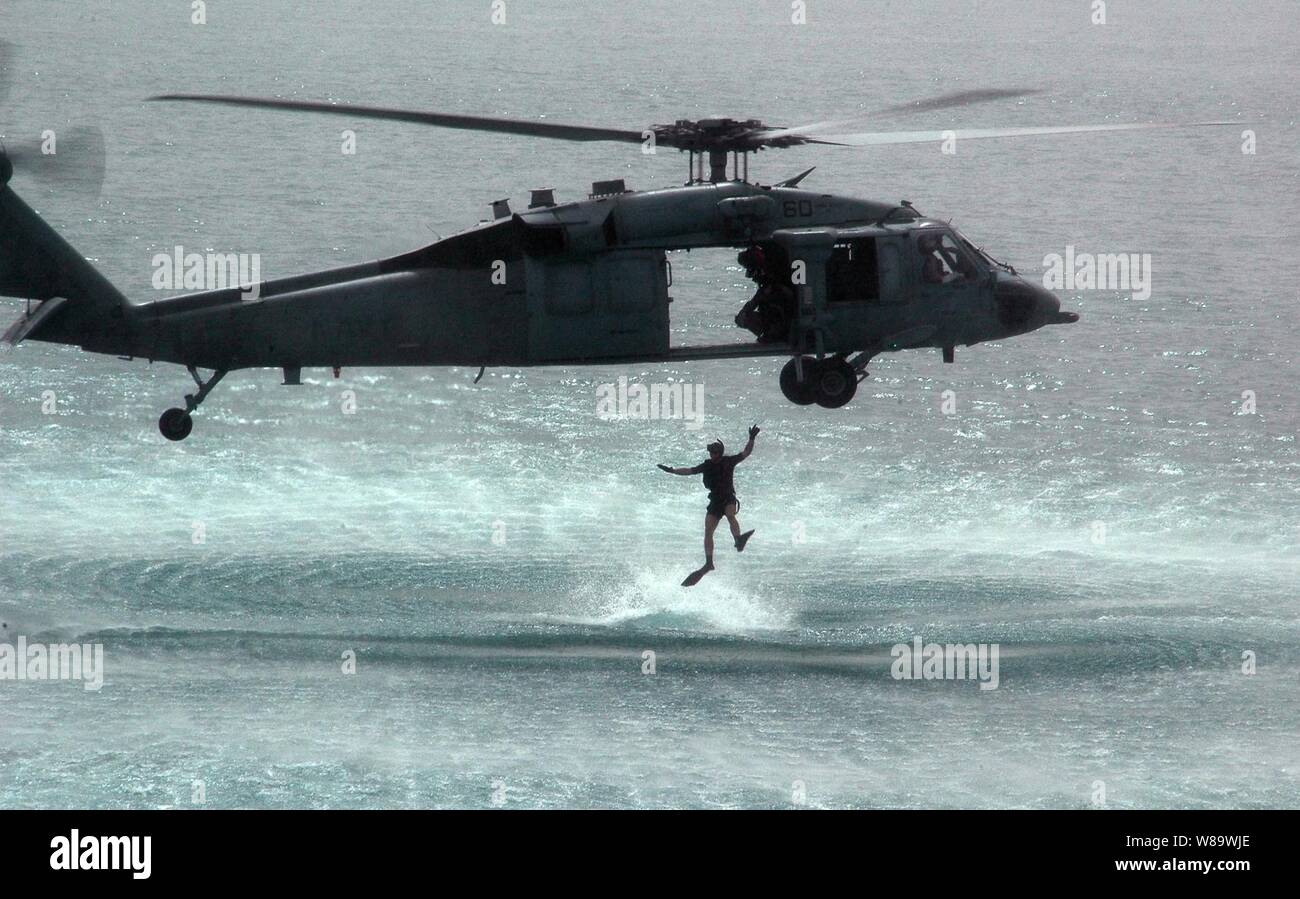 Une recherche de la Marine américaine et d'un nageur-sauveteur saute hors d'un MH-60S Knight Hawk affectés à l'Escadron d'hélicoptères de combat de la mer 21 au cours d'un exercice de recherche et sauvetage dans le golfe Persique le 13 avril 2008. L'équipe de Knight Hawk est déployé sur un navire d'assaut amphibie USS Tarawa (LHA 1), qui est d'effectuer des exercices dans la 5e flotte américaine zone d'opérations. Banque D'Images