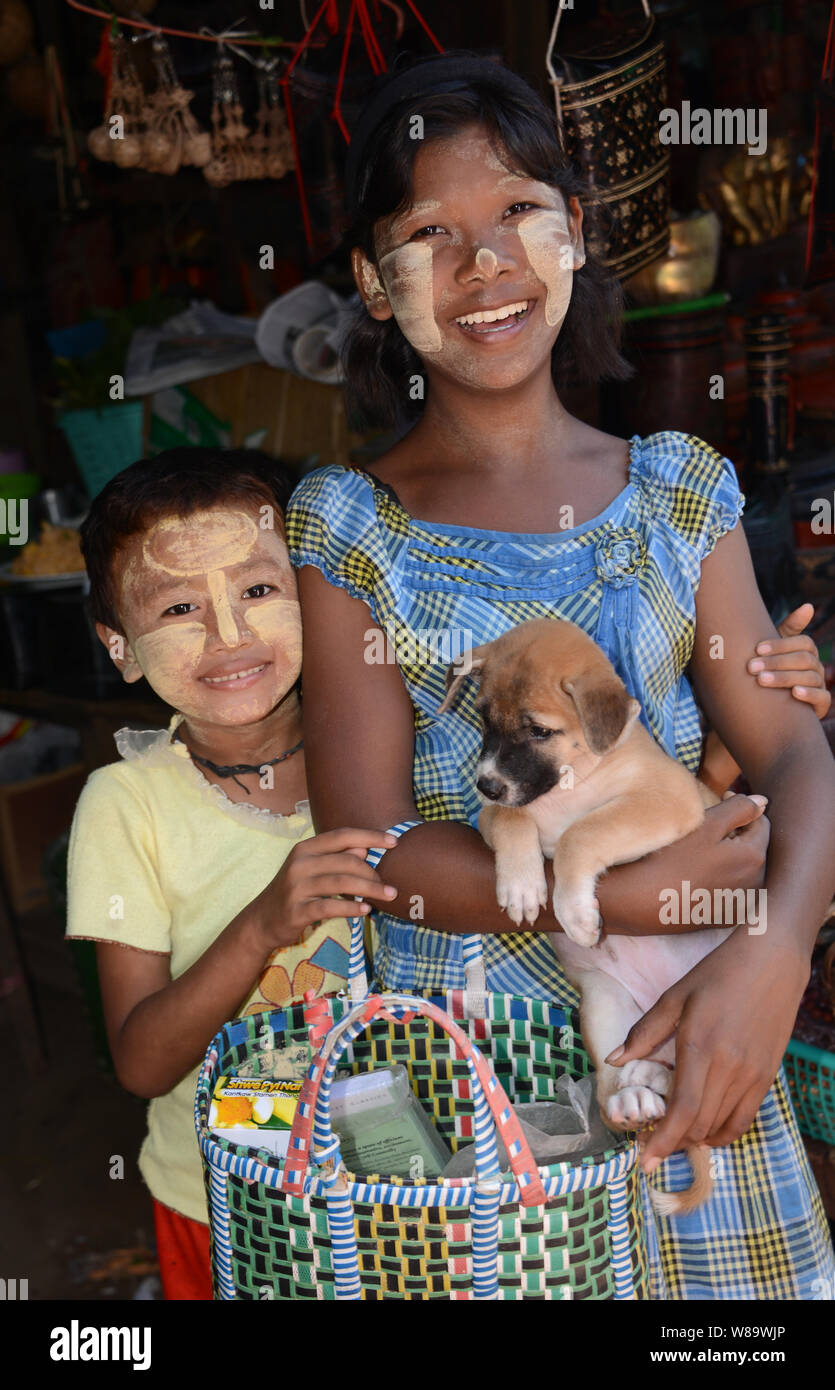 Un heureux birmans sympathique Garçon et fille avec le Thanaka maquillage sur qui est une pâte qui est cosmétique blanche pour la protection solaire à Bagan Myanmar. Banque D'Images