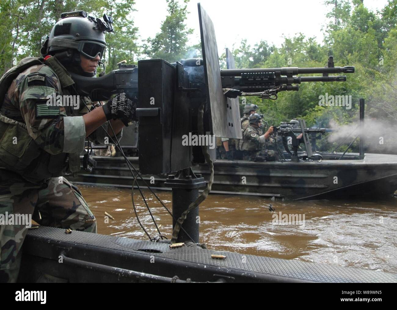 Un Special Warfare Combatant-craft de l'équipage affectés à des incendies d'une équipe de bateau 22 M-240N 7,62 mm machine gun au cours d'un exercice au cours d'une nouvelle gamme d'entraînement au Centre spatial Stennis dans le Mississippi le 17 juin 2008. Banque D'Images