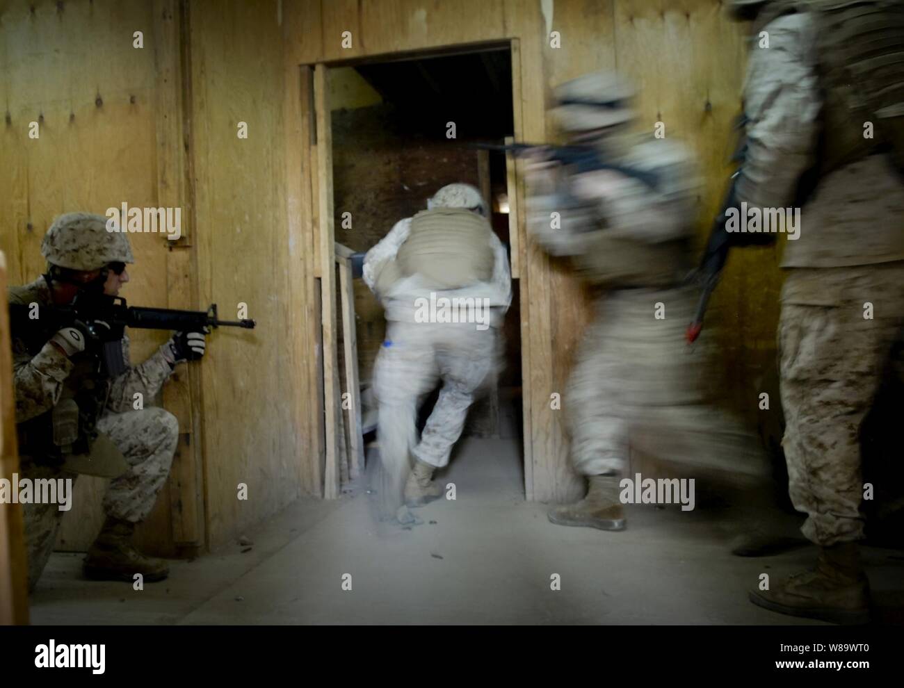 Les Marines américains à partir de la 8e compagnie de sécurité provisoire une chambre claire au cours de la formation à la survie en milieu urbain de base au Camp Lemonier, à Djibouti, le 29 juillet 2008. Banque D'Images