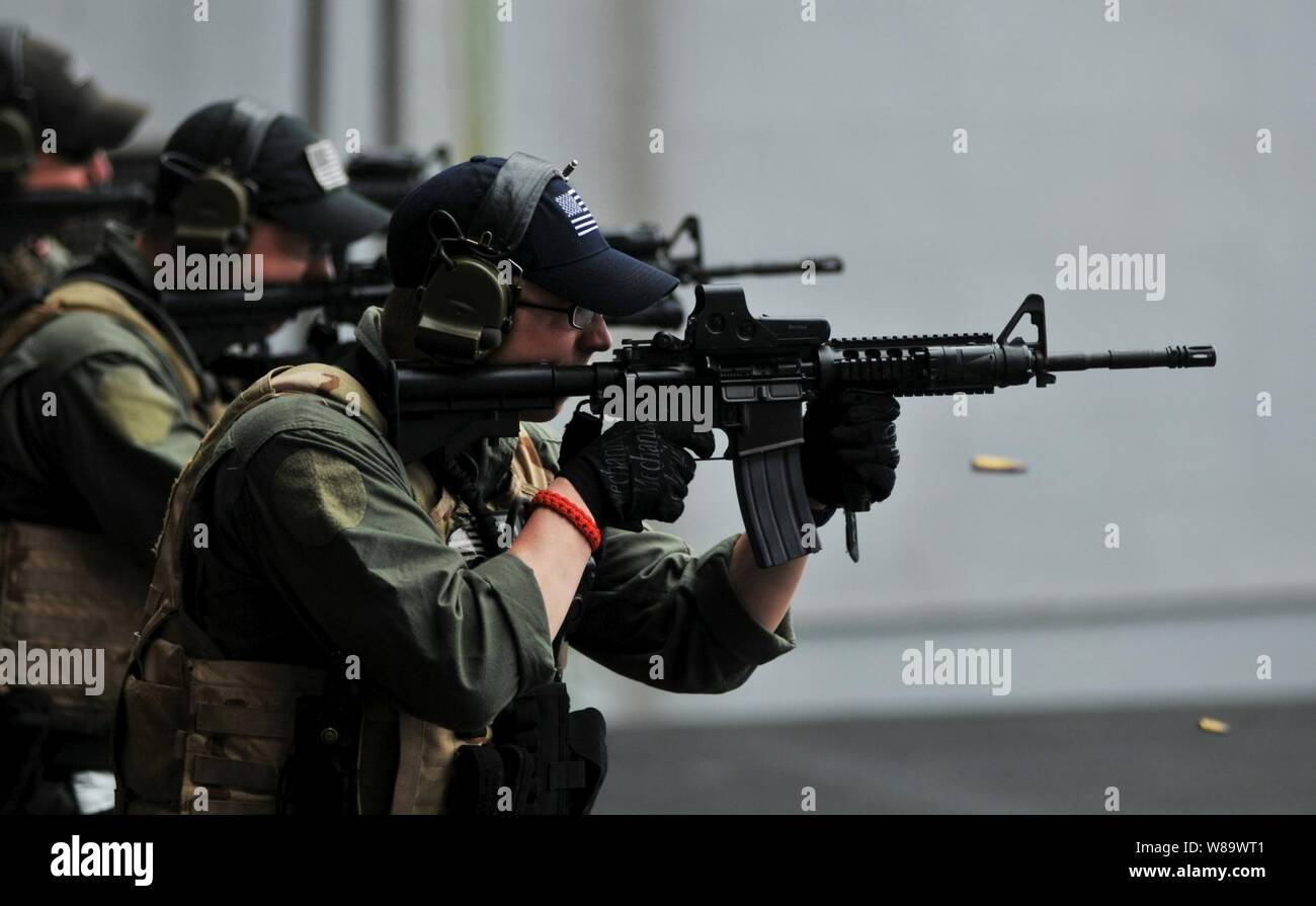 La Marine américaine Maître de 2e classe Jayson Wazny et d'autres marins avec visite de l'hélicoptère de recherche et de saisie du conseil d'équipe 2 fire M-4 rifles pendant un exercice de tir réel sur la transition d'un ascenseur à bord du porte-avions USS ABRAHAM LINCOLN (CVN 72) pendant qu'ils sont en cours dans la mer d'Oman le 27 juillet 2008. Le Lincoln est déployé sur le 5e flotte américaine zone d'opérations à l'appui d'opérations de sécurité maritime. Banque D'Images