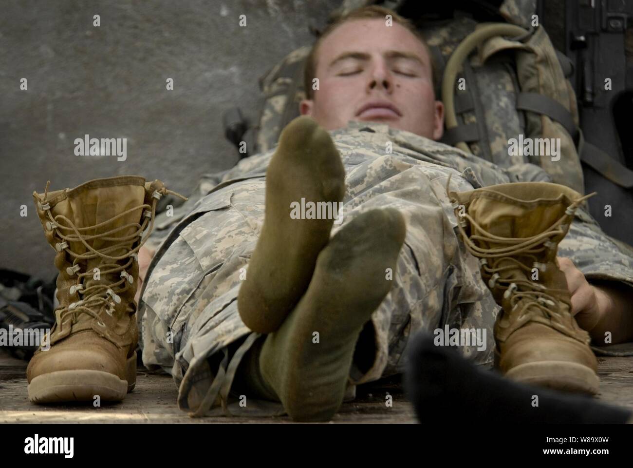 Un service américain membre est affecté à la Force opérationnelle interarmées - Corne de l'Afrique prend une pause pendant 21 jours de cours dirigés par les membres du commando de la 13ème Demi-Brigade de Légion étrangère française à Arta Plage, Djibouti, le 19 octobre 2008. Banque D'Images
