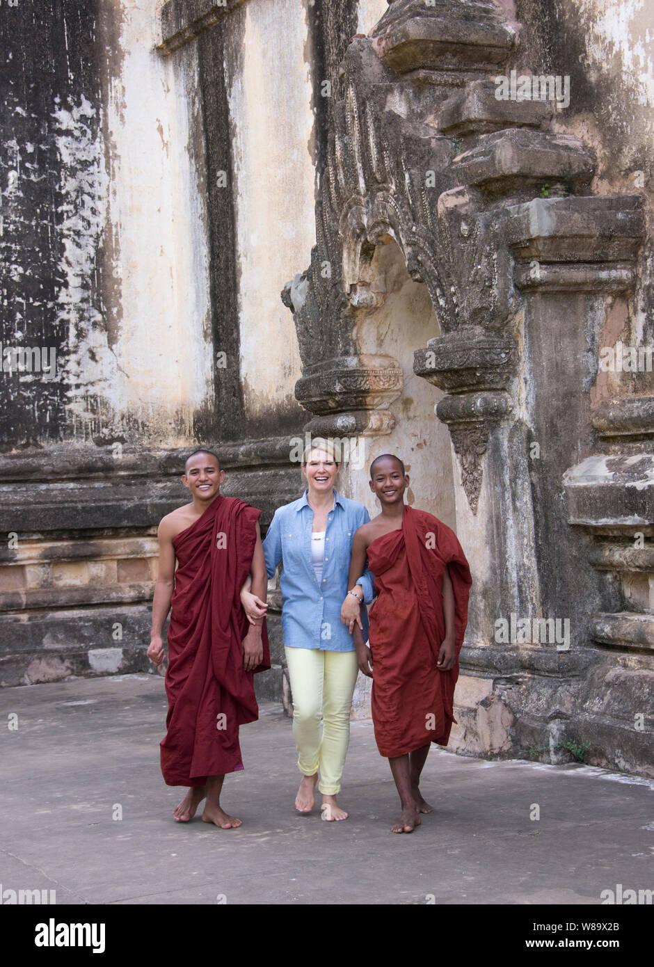 Une femelle et touristiques deux moines bouddhistes birmans à marcher ensemble et souriant à la caméra dans un ancien temple de Bagan Myanmar-Tourist est libéré. Banque D'Images