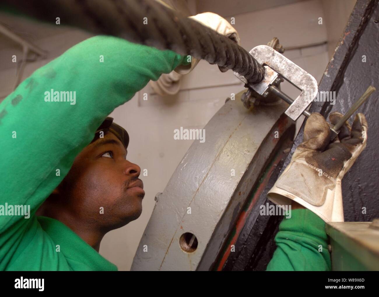 La Marine américaine, le Maître de 3e classe Willie Moore vous permet de le mou d'un câble d'arrêt à bord du porte-avions USS Theodore Roosevelt (CVN 71) pendant que le navire est en cours dans le golfe d'Oman le 14 février, 2009. Le navire est lancé et Carrier Air Wing 8 fonctionnent dans la 5e Flotte des États-Unis zone de responsabilité. Banque D'Images