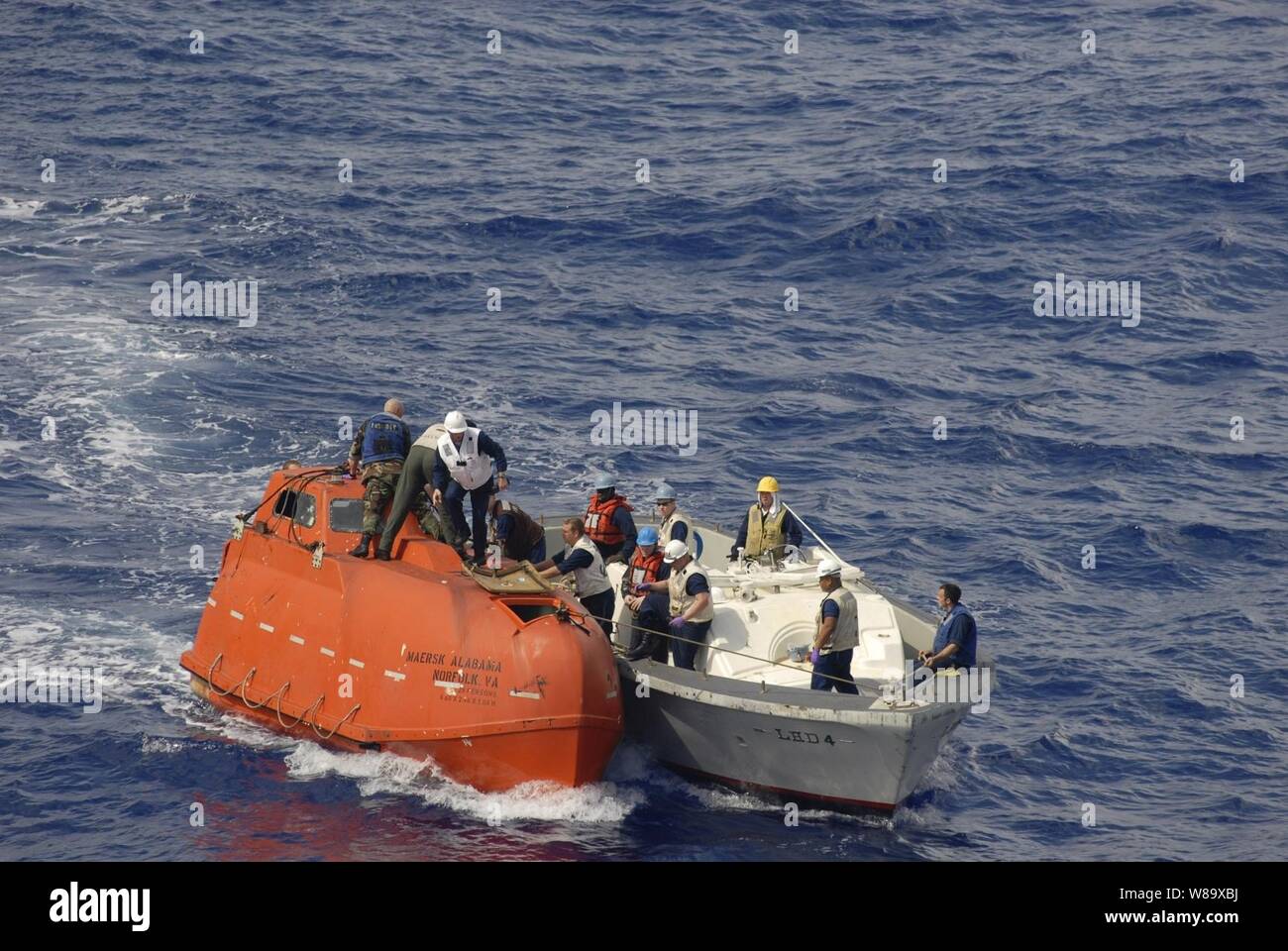 Une équipe de l'USS Boxer (DG 4) L'un des traits du Maersk Alabama's canots au boxeur à être transformées pour la preuve dans l'océan Indien le 13 avril 2009. Le Capitaine Richard Phillips a été retenu en captivité dans l'embarcation par de présumés pirates somaliens pendant cinq jours à la suite d'une tentative de détournement a échoué au large des côtes somaliennes. Le boxeur est déployée dans le cadre du Groupe d'intervention amphibie Boxer avec la 13e Marine Expeditionary Unit des opérations de sécurité maritime dans la 5e flotte de la Marine américaine zone d'opérations. Banque D'Images